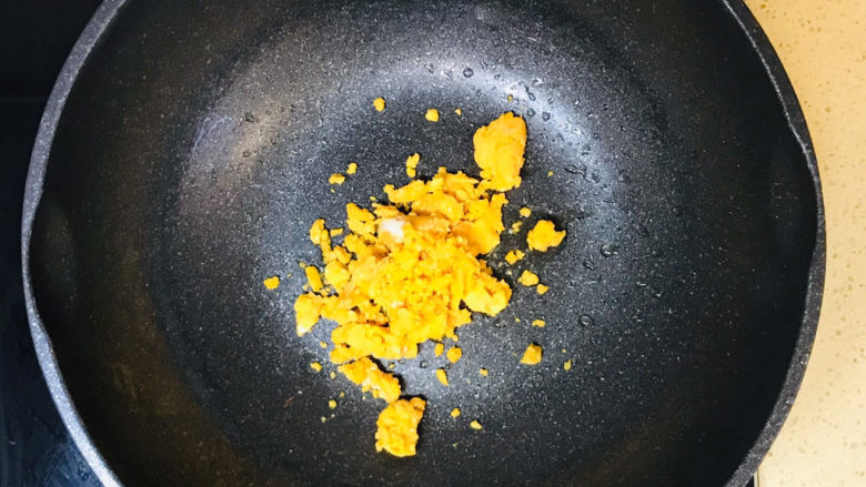 蛋黄焗苦瓜,起油锅，加油烧热，加入咸蛋黄