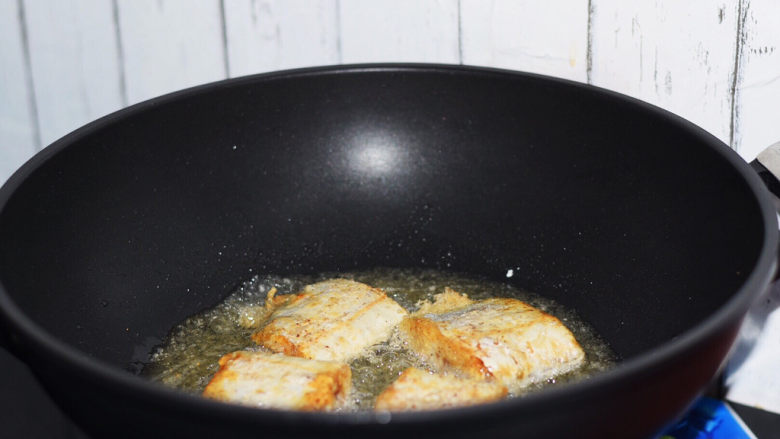 椒盐带鱼,小火慢煎至熟，表面金黄色即可捞出控油