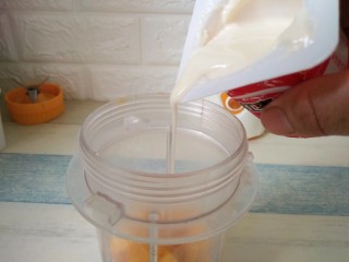 芒果酸奶杯,倒入酸奶