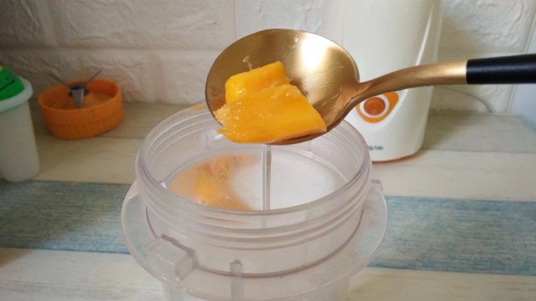 芒果酸奶杯,切好的芒果肉放入料理杯中