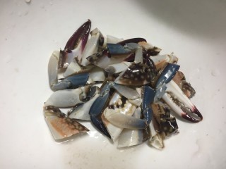 红烧梭子蟹,大脚和掉下来的脚全都剪开，容易入味