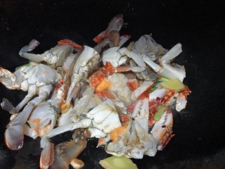 红烧梭子蟹,大火放入蟹，不用急着煸炒，让它在锅里煎一会儿，大概十秒，接着就可以煸炒了