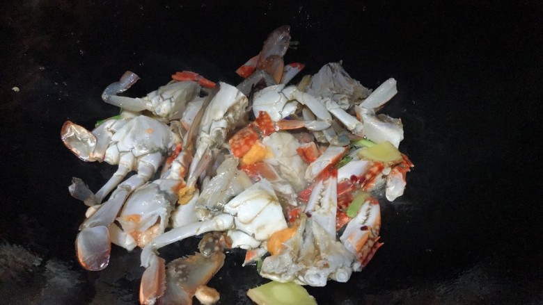 红烧梭子蟹,大火放入蟹，不用急着煸炒，让它在锅里煎一会儿，大概十秒，接着就可以煸炒了
