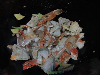 红烧梭子蟹,炒至变色，可以放入蒜末