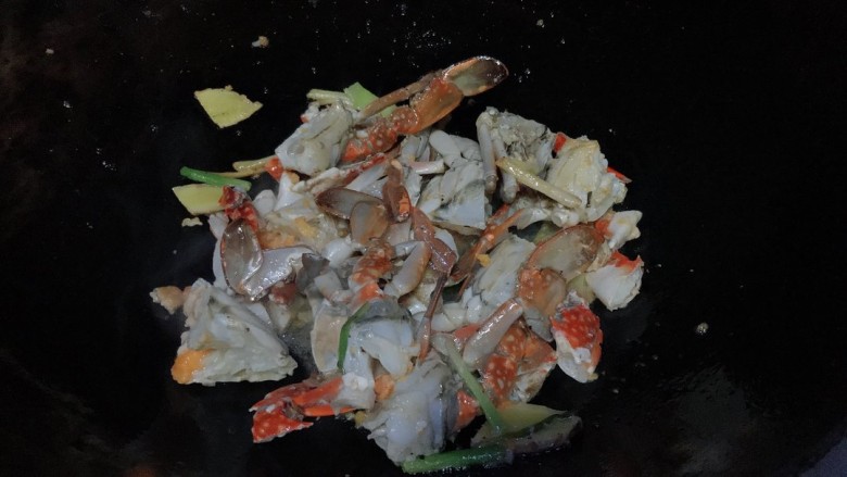 红烧梭子蟹,炒至变色，可以放入蒜末