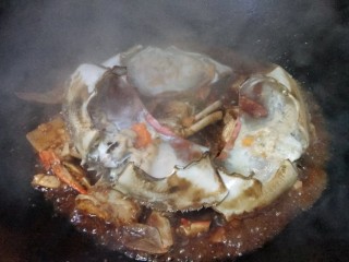 红烧梭子蟹,30秒后开锅盖，蟹黄熟了，即可出锅