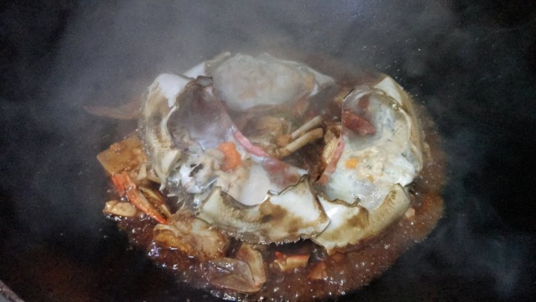红烧梭子蟹,30秒后开锅盖，蟹黄熟了，即可出锅