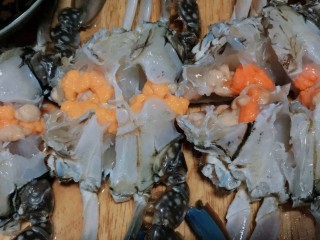 红烧梭子蟹,一定要用刀切开，千万不能用剪刀，一剪下去，黄儿会散开
