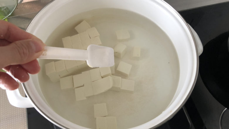 鸭血豆腐➕ 红白花开山雨中,坐锅烧水，水中加入少许食盐