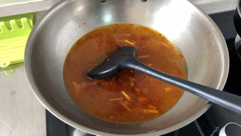 鸭血豆腐➕ 红白花开山雨中,加入适量热水，煮开