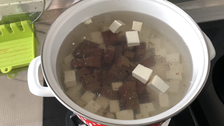 鸭血豆腐➕ 红白花开山雨中,放入嫩豆腐，鸭血，煮开后，再煮一两分钟