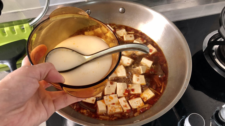 鸭血豆腐➕ 红白花开山雨中,分次（2～3次）淋入水淀粉，大火收汁到自己喜欢的程度，我一般会留一些汤汁，收汁时可以尝下咸淡，如果觉得淡可以再补充一点食盐