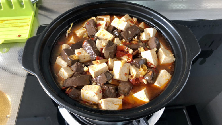 鸭血豆腐➕ 红白花开山雨中,把收好汁的鸭血豆腐倒入砂锅中，煮开