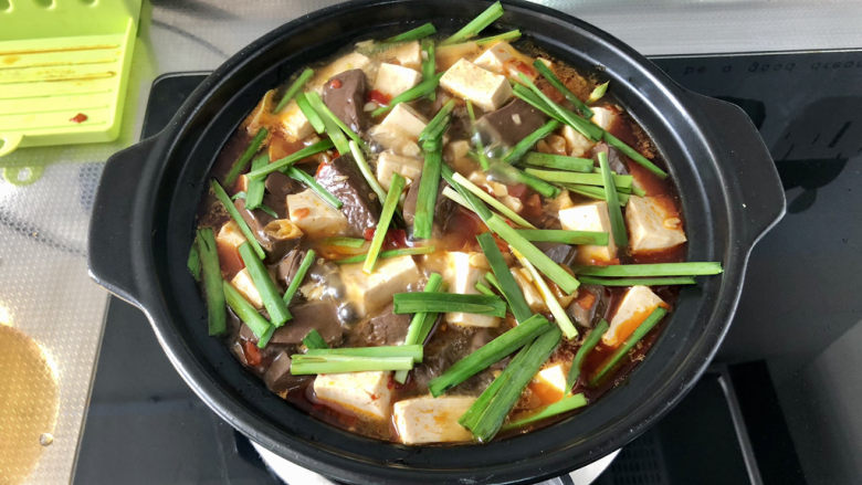 鸭血豆腐➕ 红白花开山雨中,撒上韭菜段