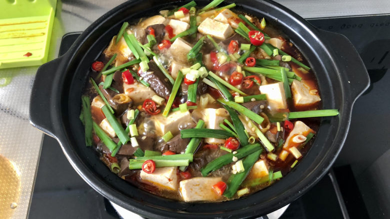 鸭血豆腐➕ 红白花开山雨中,撒上小米辣，再煮半分钟，撒葱末，出锅。