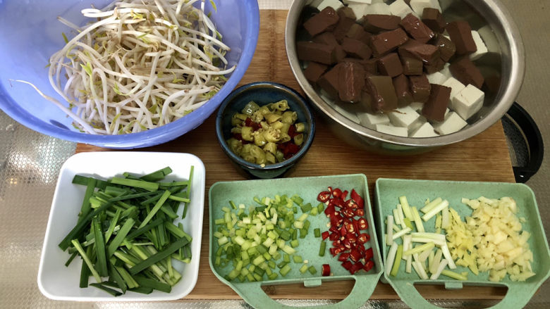 鸭血豆腐➕ 红白花开山雨中,全部食材准备好