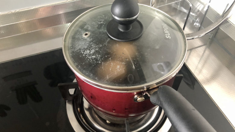麻酱凉面,坐锅烧水，鸡蛋清洗凉水下锅，水开小火煮8分钟。