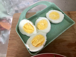 麻酱凉面,煮好的鸡蛋剥壳对半切开