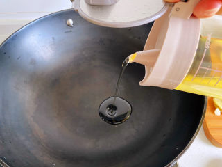 茄子烧带鱼,锅中倒入油，烧热。