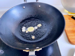 茄子烧带鱼,油热了以后，先放入一份葱姜蒜爆锅炒香。加冰糖。