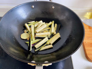 茄子烧带鱼,冰糖溶化，将茄子倒入锅中煸炒。