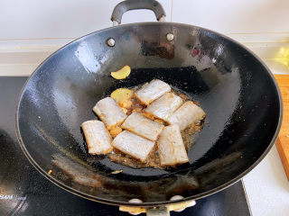 茄子烧带鱼,带鱼倒入锅中，两面各煎2分钟左右。