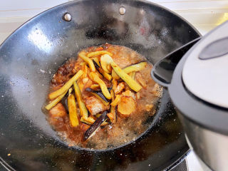 茄子烧带鱼,填汤，刚刚没过鱼和茄子即可，大火，加入一点点的盐，不要放多了。