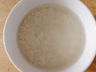 糯米蒸鸡翅,半小碗糯米，冷水泡3个小时。