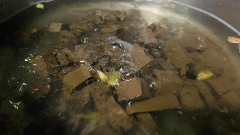 鸭血豆腐,鸭血捞起，再用清水冲一下，沥干