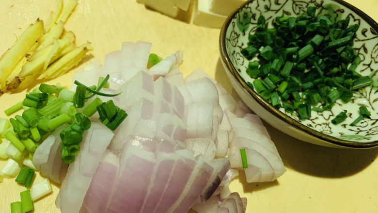 鸭血豆腐,准备香料：生姜、洋葱、香葱