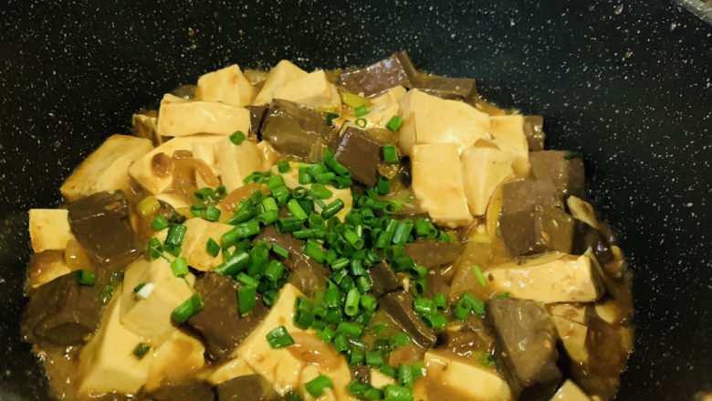 鸭血豆腐,撒葱粒，起锅