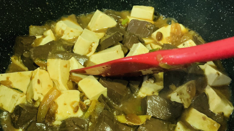 鸭血豆腐,轻轻翻炒均匀调料，煮一会，让豆腐和鸭血吸收汁的味道