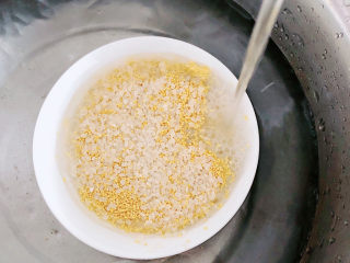 山药枸杞粥,将米清洗干净。