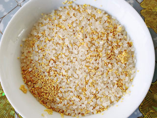 山药枸杞粥,准备好大米小米。