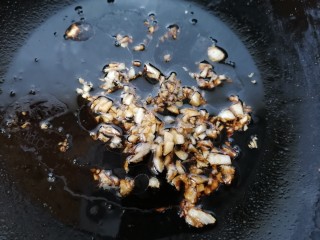 蒜蓉粉丝蒸金针菇,加入三勺生抽和少许盐