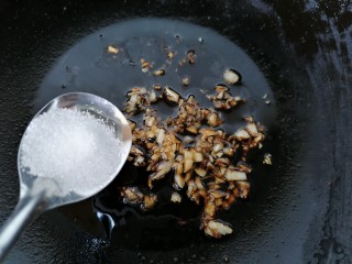 蒜蓉粉丝蒸金针菇,加入一勺白糖将酱翻炒均匀