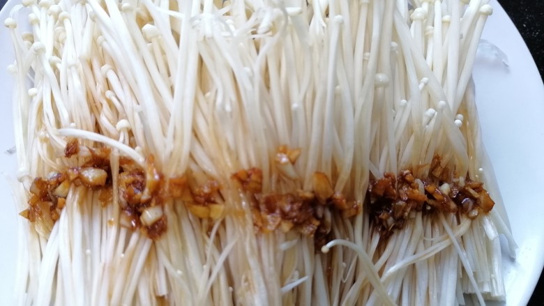 蒜蓉粉丝蒸金针菇,将酱浇在金针菇上