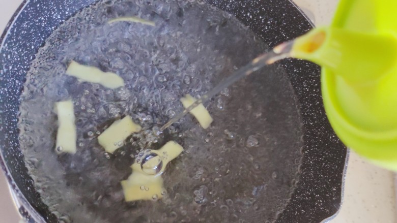 花生猪骨汤,锅内煮适量清水，水开后放入三分之二的姜片，并加入适量料酒