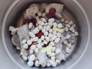 花生猪骨汤,将红枣，花生和剩余的姜片全部放入高压锅
