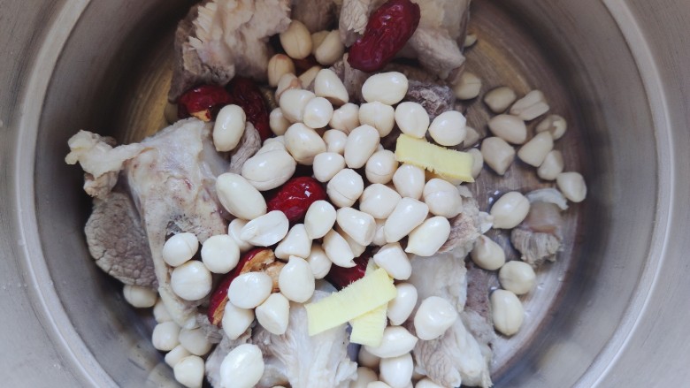 花生猪骨汤,将红枣，花生和剩余的姜片全部放入高压锅