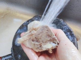 花生猪骨汤,焯好的猪骨用流动水冲洗干净表面的脏东西