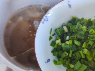 花生猪骨汤,加入小葱，搅拌均匀即可