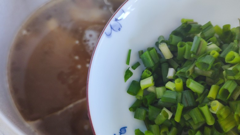 花生猪骨汤,加入小葱，搅拌均匀即可