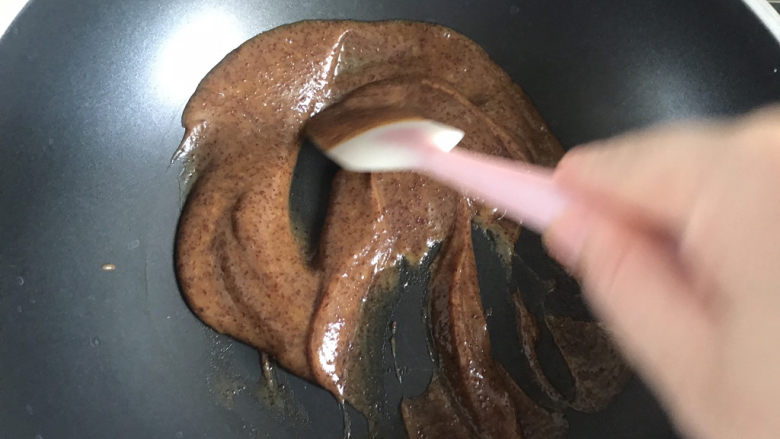 山药红枣糕,然后倒入锅中小火不停的翻炒，炒出水分