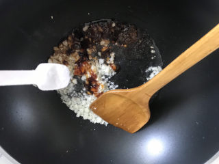 蒜蓉粉丝蒸金针菇,加入适量盐