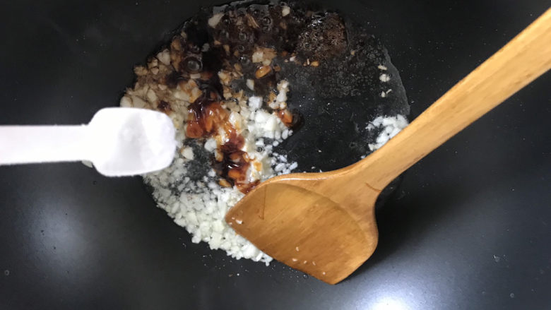 蒜蓉粉丝蒸金针菇,加入适量盐