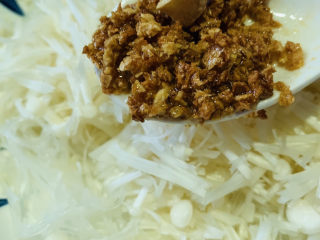 蒜蓉粉丝蒸金针菇,炒好的蒜头浇在粉丝和金针菇上面