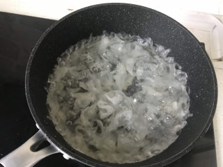 山药枸杞粥,同时将泡发银耳放在炖锅里炖煮；