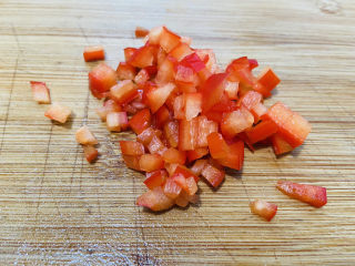 蒜蓉粉丝蒸金针菇,红椒洗净切丁