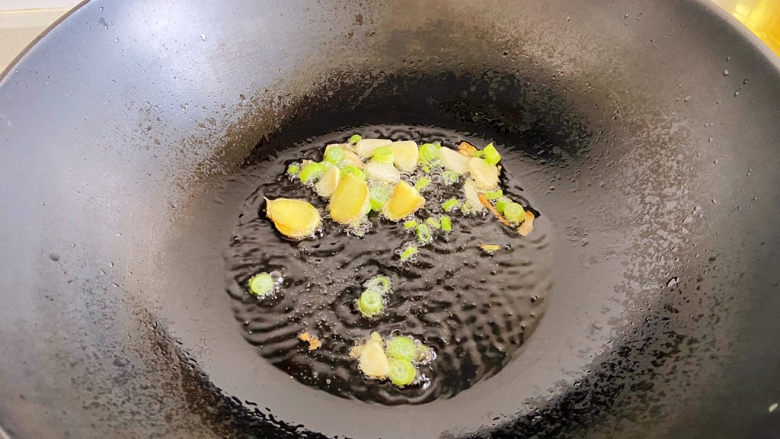 荷兰豆炒虾仁,油热了，放入葱姜蒜爆锅。